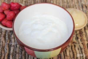 Коктейль на основе домашнего йогурта с клубникой и медом - фото шаг 2