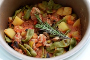 Рагу со свининой, овощами, протертыми томатами и розмарином - фото шаг 5