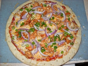 Пицца с курицей, сыром и луком - фото шаг 7