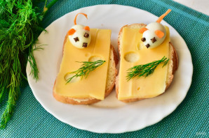 Бутерброды "Мышки на сыре" - фото шаг 7