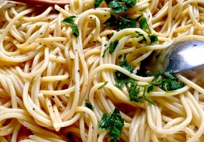 Спагетти с чесноком и петрушкой - фото шаг 10