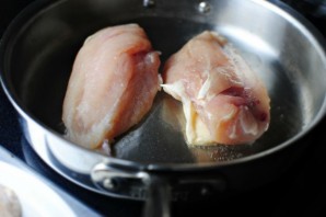 Курица с корочкой на сковороде - фото шаг 3