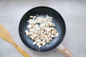 Кулебяка с капустой и грибами - фото шаг 7