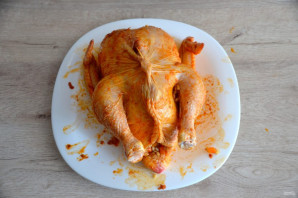Курица фаршированная перловкой в духовке - фото шаг 9