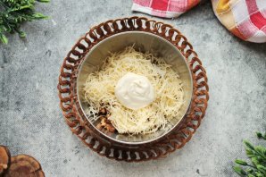 Салат "Арбузная долька" с курицей и грибами - фото шаг 6