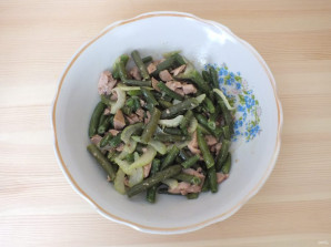 Зеленый салат с печенью трески - фото шаг 4
