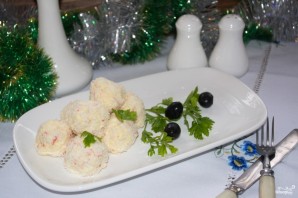 Новогодний салат "Снежки" из крабовых палочек - фото шаг 8