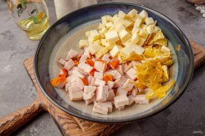 Салат с яичными блинчиками, копчёной курицей и кукурузой - фото шаг 6