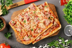 Квадратная пицца с колбасой - фото шаг 9