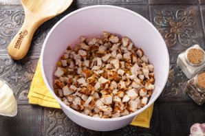 Салат с курицей и блинчиками