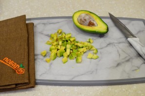 Слоеный салат с авокадо - фото шаг 5