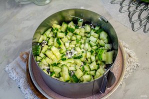 Салат с копченой курицей, черносливом и грецкими орехами - фото шаг 9