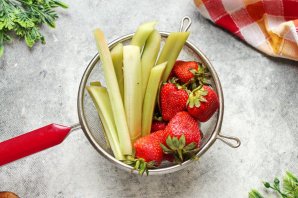 Пирог с клубникой и ревенем - фото шаг 3