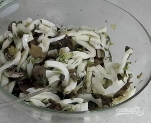 Салат из кальмаров и грибов - фото шаг 8