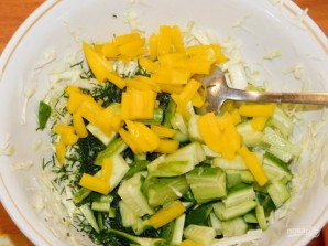 Хрустящий салат с капустой - фото шаг 3