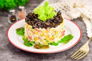 Крабовый салат с сыром и маслинами - фото шаг 8