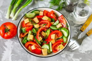 Салат из огурцов, помидоров и сыра - фото шаг 6