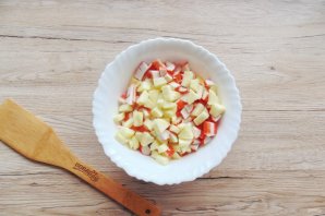 Салат с крабовыми палочками, яблоками и сухариками - фото шаг 6
