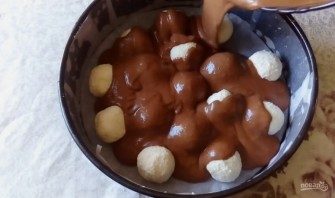 Рецепт шоколадного пирога с творожными шариками - фото шаг 11