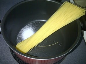 Спагетти с шампиньонами в сливочном соусе - фото шаг 4