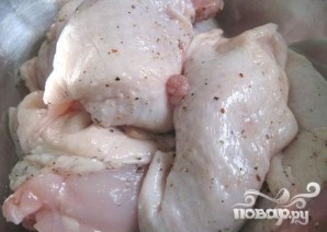 Курица в горшочке с паприкой и сливками - фото шаг 1