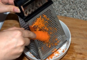 Салат из морковки с чесноком и майонезом - фото шаг 1