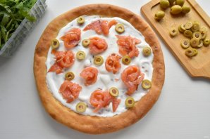 Белая пицца с лососем - фото шаг 11