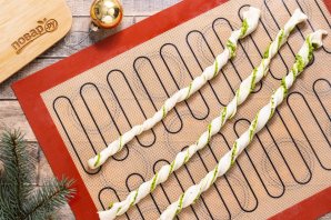 Праздничные елочки из теста - фото шаг 8