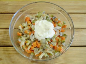 Салат с грибами и морковью - фото шаг 8