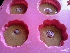 Кексы из бисквитного теста с начинкой - фото шаг 3
