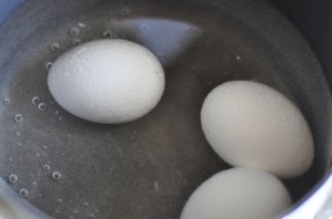 Яйца куриные фаршированные - фото шаг 2