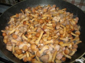Картошка со свининой и грибами на сковороде - фото шаг 2