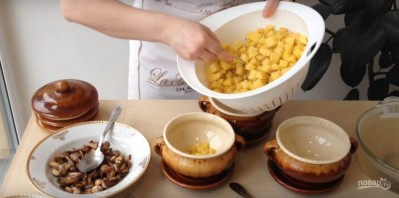Рецепт картошки в горшочках в духовке - фото шаг 1