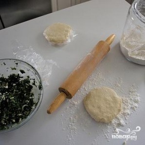 Пирожки со шпинатом и сыром Фета - фото шаг 3