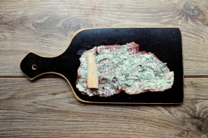 Мясные рулетики с сыром и зеленью в сметанно-чесночном соусе - фото шаг 4