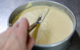 Бисквитный торт со сметанным кремом и клубникой - фото шаг 2
