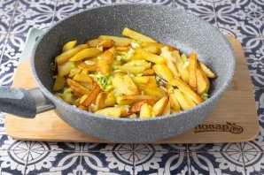 Жареная картошка на оливковом масле - фото шаг 6