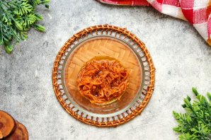 Салат с курицей, омлетом и корейской морковью - фото шаг 3