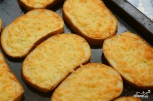Гренки с чесноком и сыром в духовке - фото шаг 6