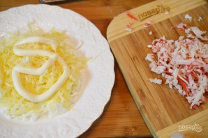 Салат "Нежный" с крабовыми палочками и сыром - фото шаг 3