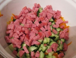 Салат с колбасой полукопченой - фото шаг 7