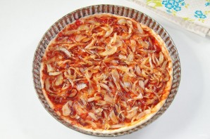 Простая пицца с луком - фото шаг 9