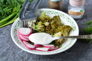 Салат с брокколи и редисом - фото шаг 7