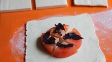 Пирожки с помидорами и базиликом - фото шаг 2