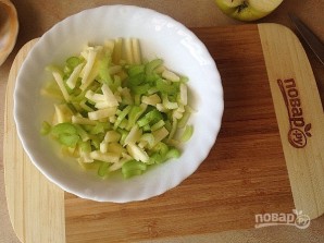 Свежий салат с сельдереем, яблоком и клюквой - фото шаг 4