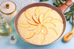 Шарлотка с яблоками на сковороде - фото шаг 4