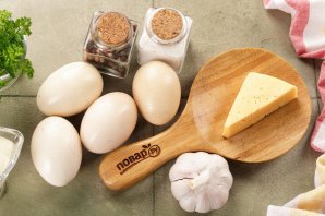 Яйца, фаршированные сыром и чесноком - фото шаг 1