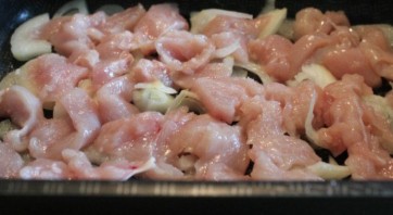 Куриные грудки с картошкой в духовке - фото шаг 2