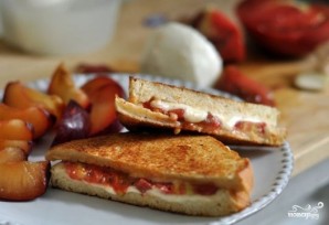 Горячие бутерброды с сыром и помидорами - фото шаг 4