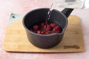 Кисель из замороженных ягод клубники - фото шаг 3